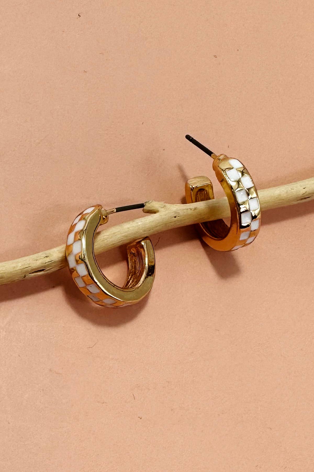 MINI CHECKER HOOP HUGGIE EARRINGS | 31E24864: Gold/white