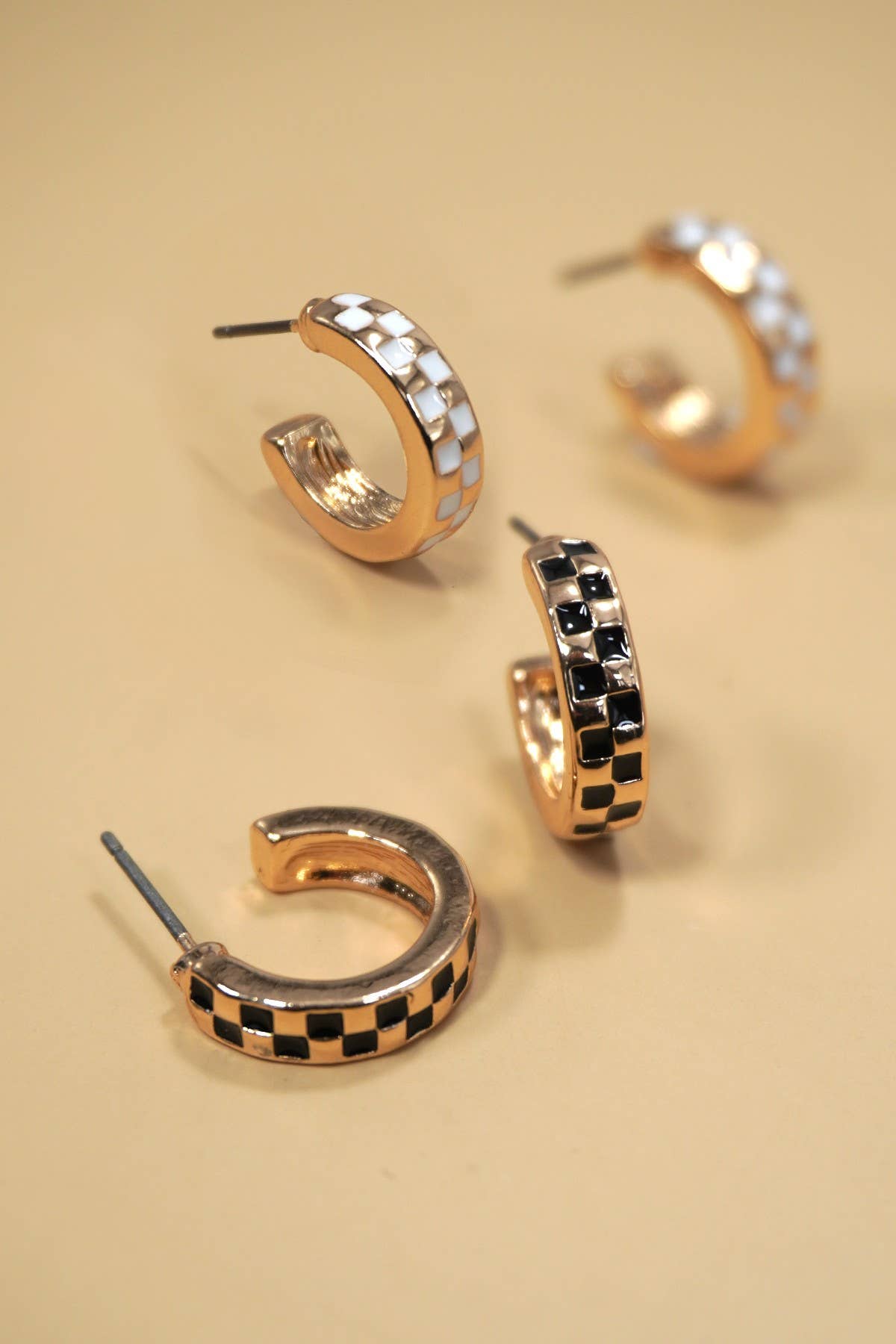 MINI CHECKER HOOP HUGGIE EARRINGS | 31E24864: Gold/white