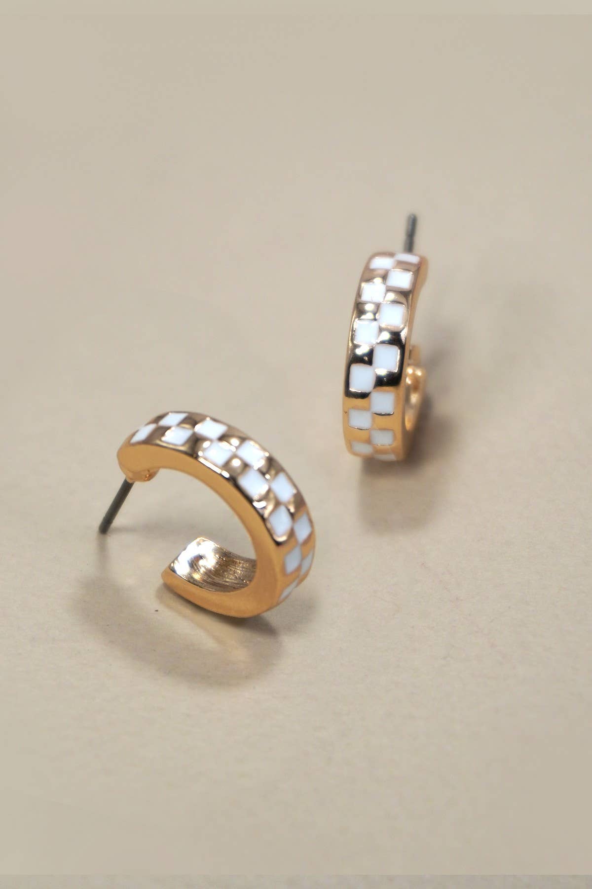 MINI CHECKER HOOP HUGGIE EARRINGS | 31E24864: Gold/white